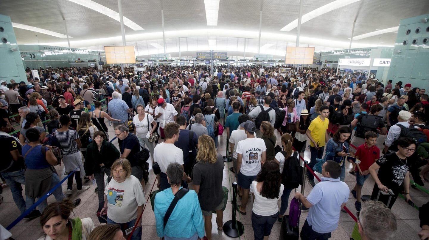 Colas en los controles del aropuerto de El Prat por la huelga de empleados de seguridad el verano pasado.