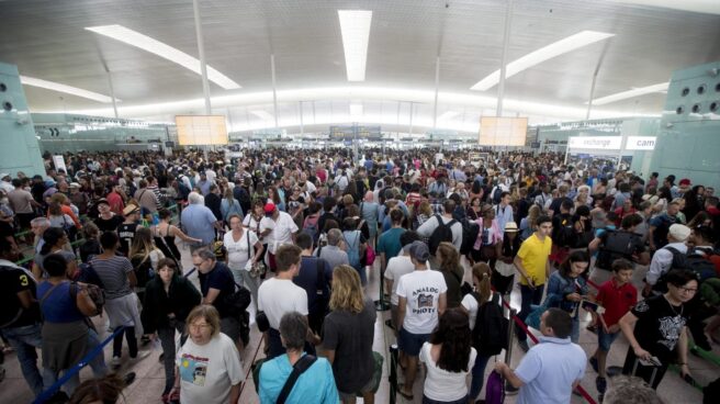 aena efe Colas en los controles del aropuerto de El Prat por la huelga de empleados de seguridad el verano pasado.