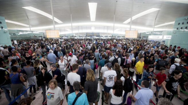 Los trabajadores de seguridad de El Prat amenazan con otra huelga tras el laudo