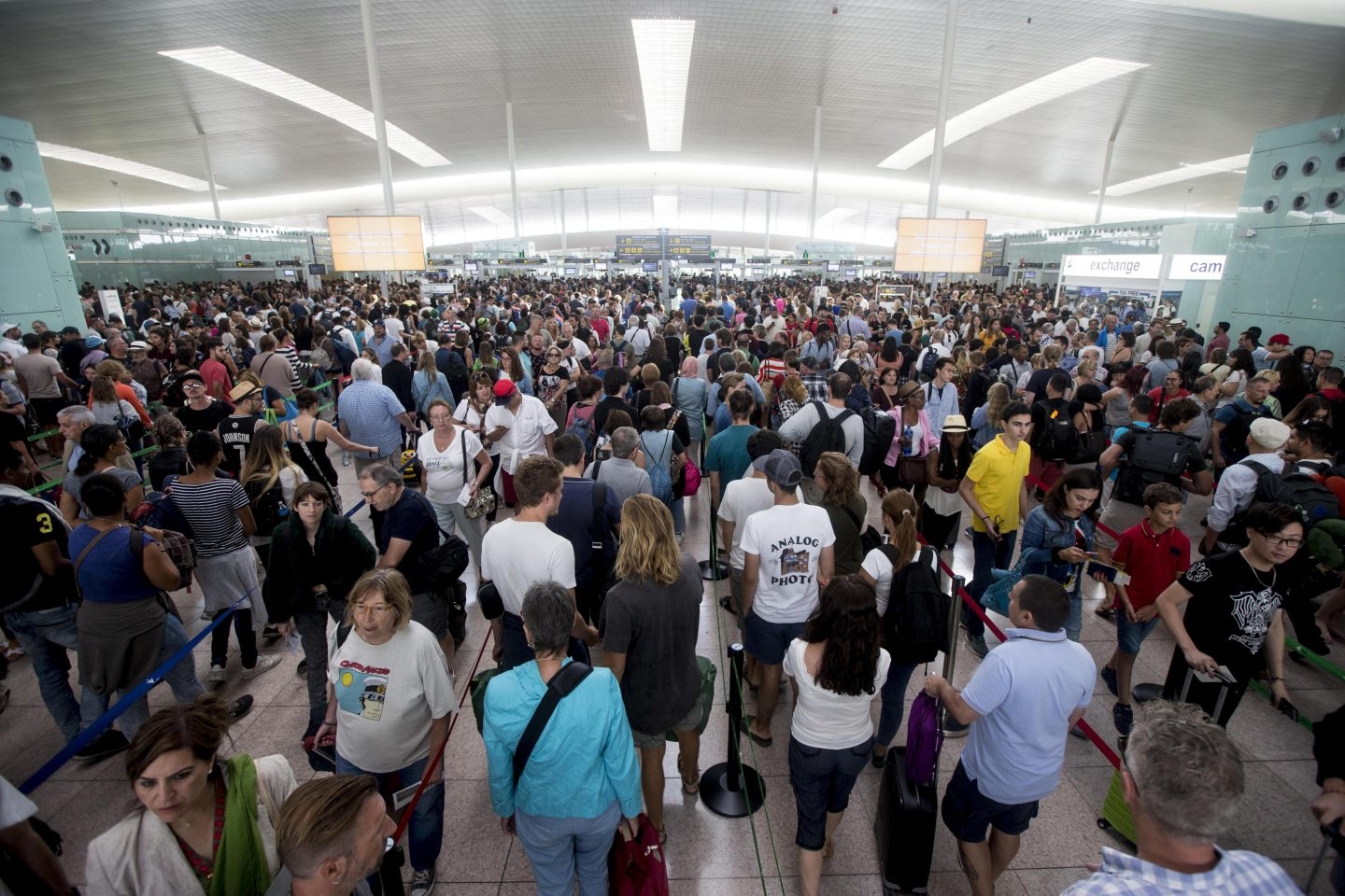 Colas en los controles del aropuerto de El Prat por la huelga de empleados de seguridad el verano pasado.