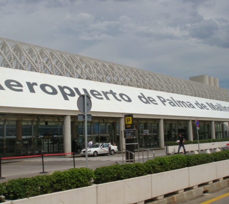El Gobierno no se fía de las aerolíneas y cambia el proceso de compra de billetes subvencionados