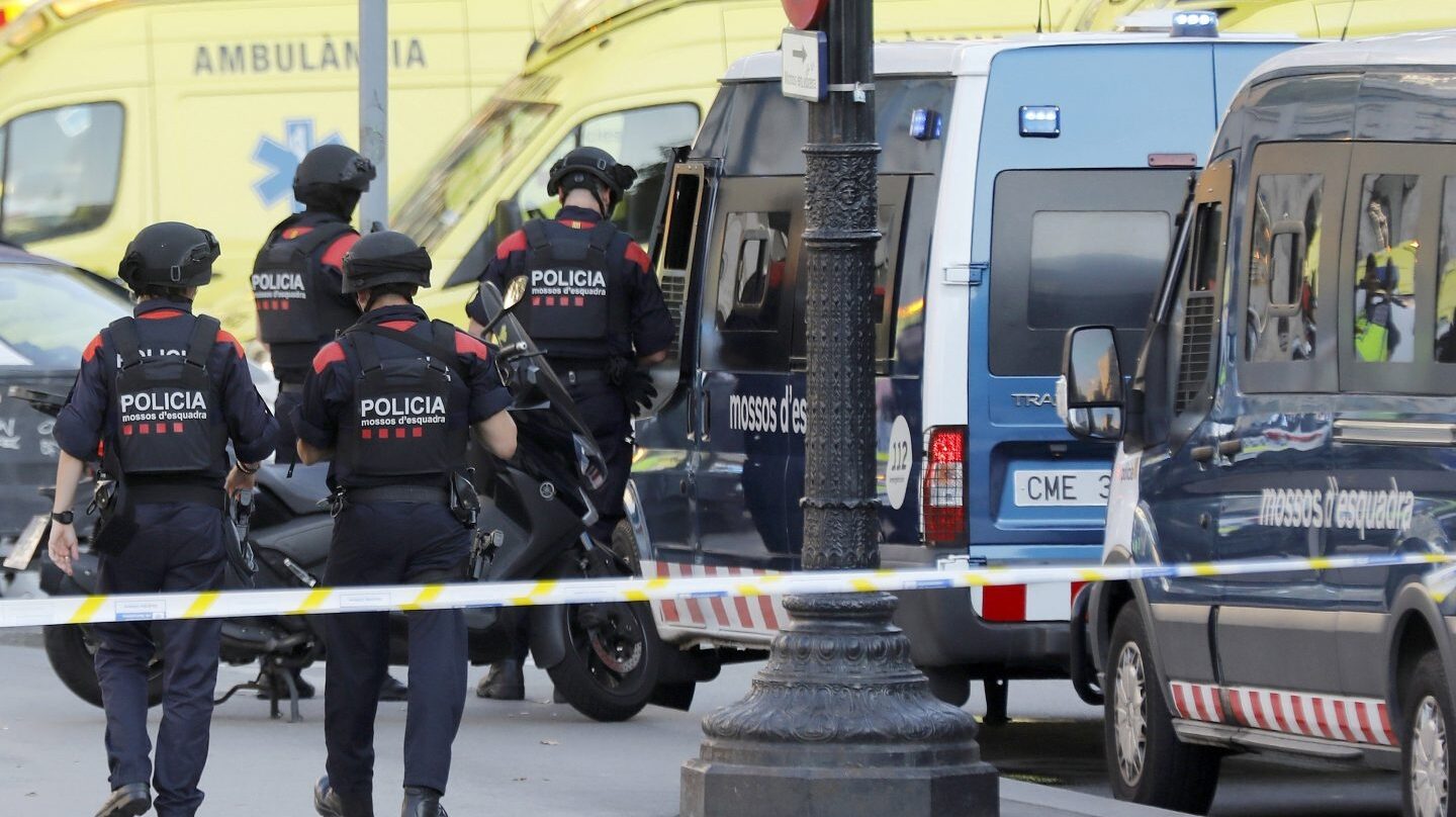 Agentes de los Mossos d'Esquadra, tras el atentado de Barcelona del pasado mes de agosto.