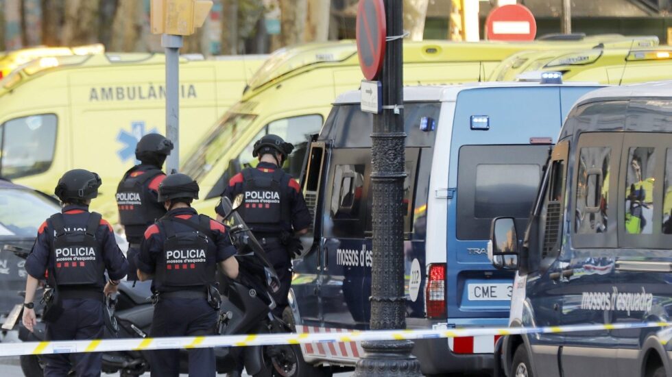 Agentes de los Mossos d'Esquadra, tras el atentado de Barcelona del pasado mes de agosto.