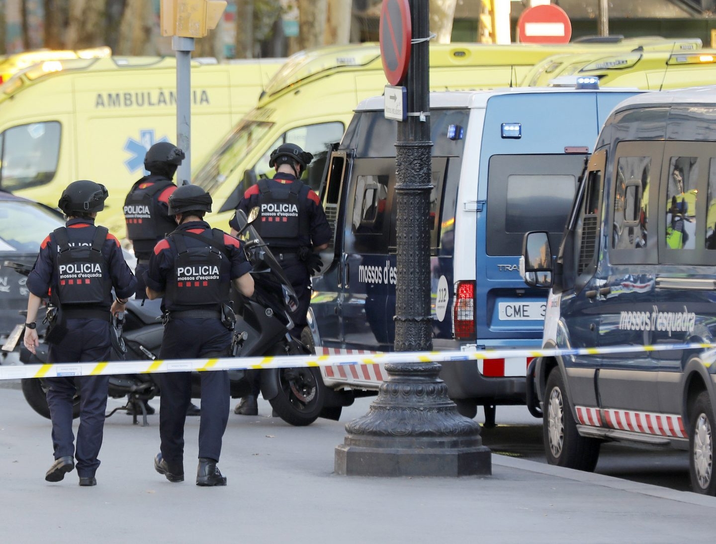 Agentes de los Mossos d'Esquadra, tras el atentado de Barcelona del pasado mes de agosto.