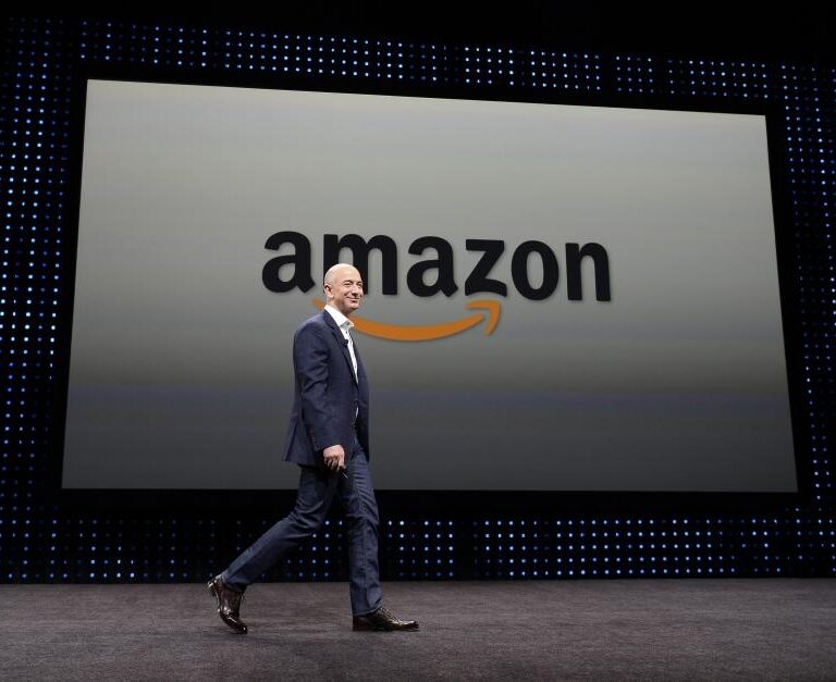 Trump acusa a Amazon de estar destruyendo "muchos empleos"