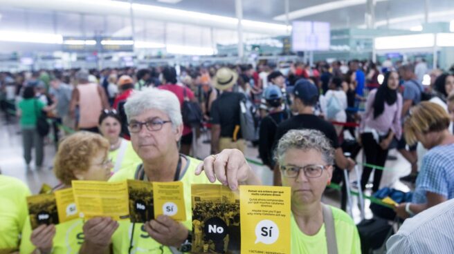 La ANC ha repartido este lunes folletos independentistas aprovechando las colas en el aeropuerto de El Prat.