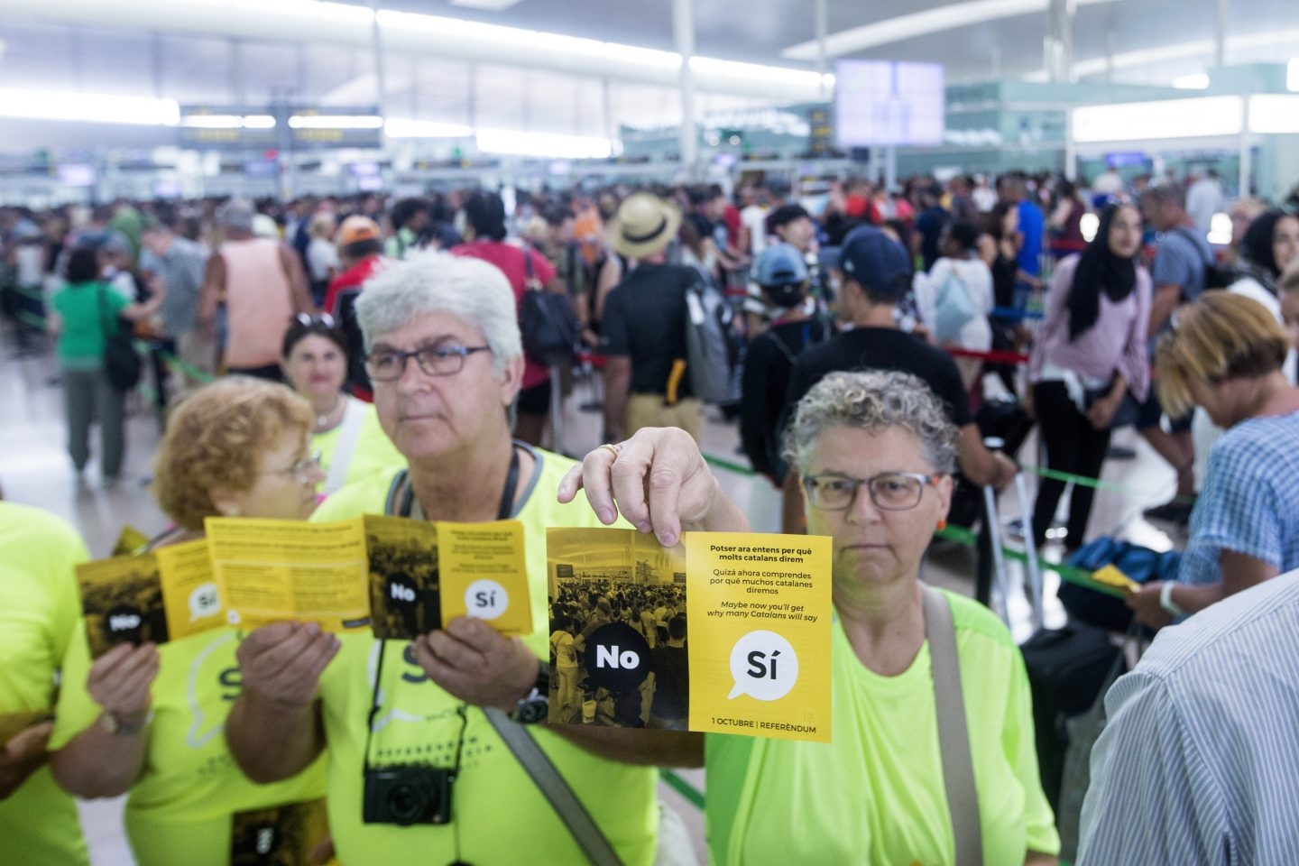 La ANC ha repartido este lunes folletos independentistas aprovechando las colas en el aeropuerto de El Prat.