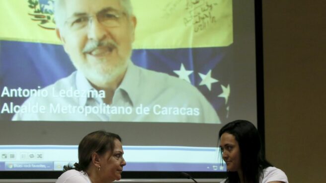 Mitzy Capriles, a la izquierda, mujer de Antonio Ledezma (en la pantalla).