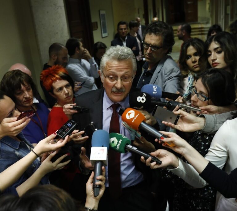 El diputado del PSOE Antonio Trevín abandona su escaño