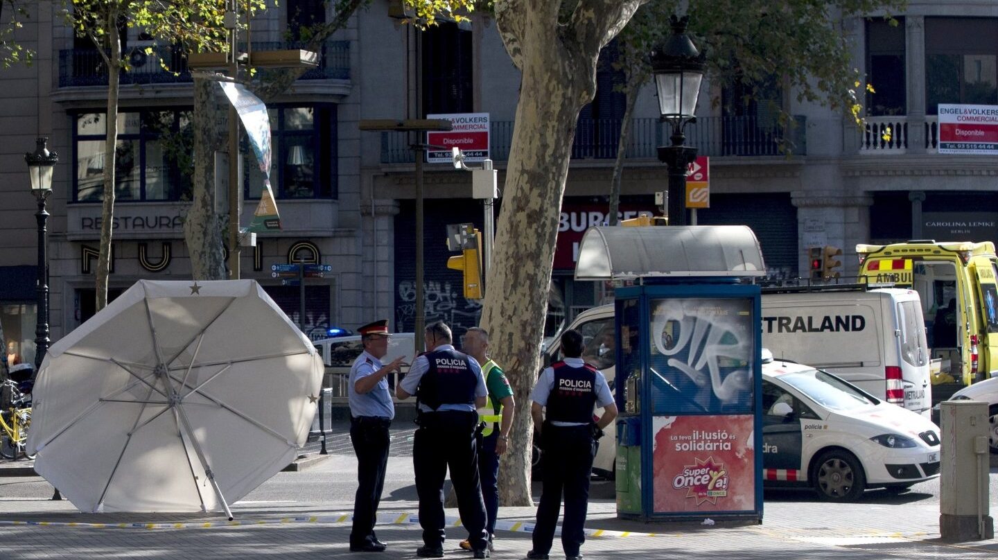 Un grupo de 'mossos', tras el atentado en La Rambla el pasado 17 de agosto.