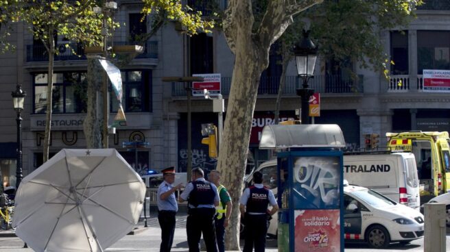 Los investigadores creen que la operación de Francia no aportará datos sobre el atentado de Barcelona Un grupo de 'mossos', tras el atentado en La Rambla el pasado 17 de agosto.