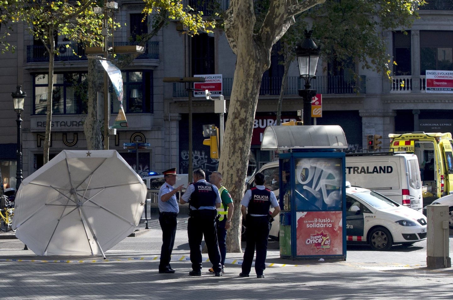 Un grupo de 'mossos', tras el atentado en La Rambla el pasado 17 de agosto.