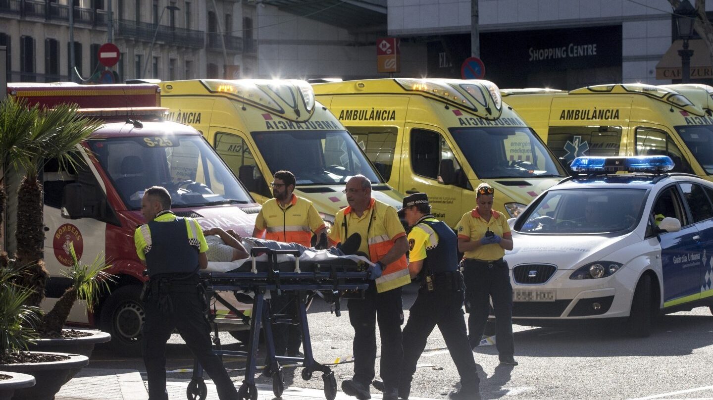 Resultado de imagen de fotos de medicos atendiendo heridos en Barcelona