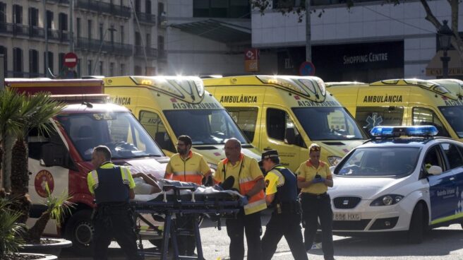 Servicios médicos atendiendo a un herido en el atentado de Barcelona.