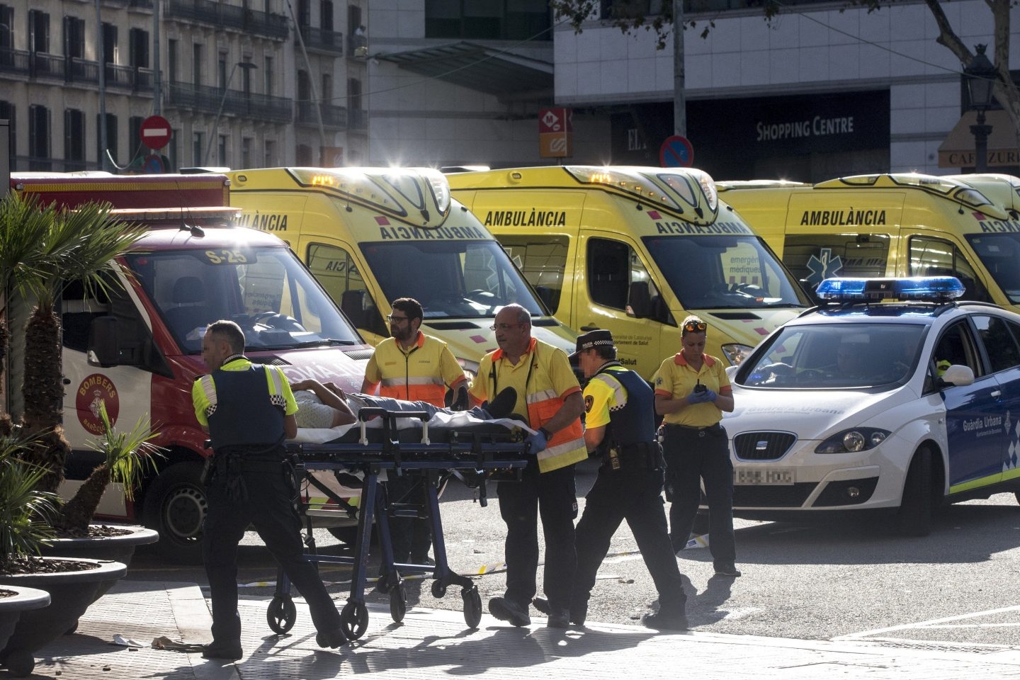 Servicios médicos atendiendo a un herido en el atentado de Barcelona.