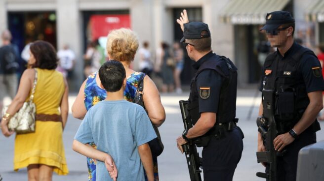 atentado barcelona efe Policías desplegados en Barcelona tras el atentado en Las Ramblas.