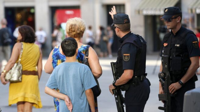 Policías desplegados en Barcelona tras el atentado en Las Ramblas.