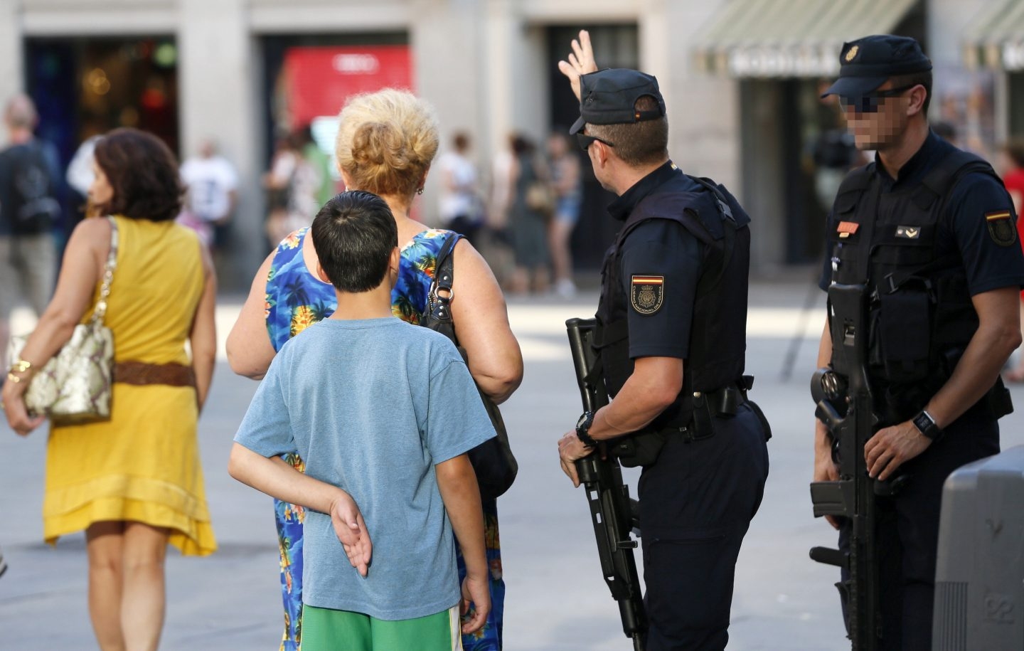 Policías desplegados en Barcelona tras el atentado en Las Ramblas.