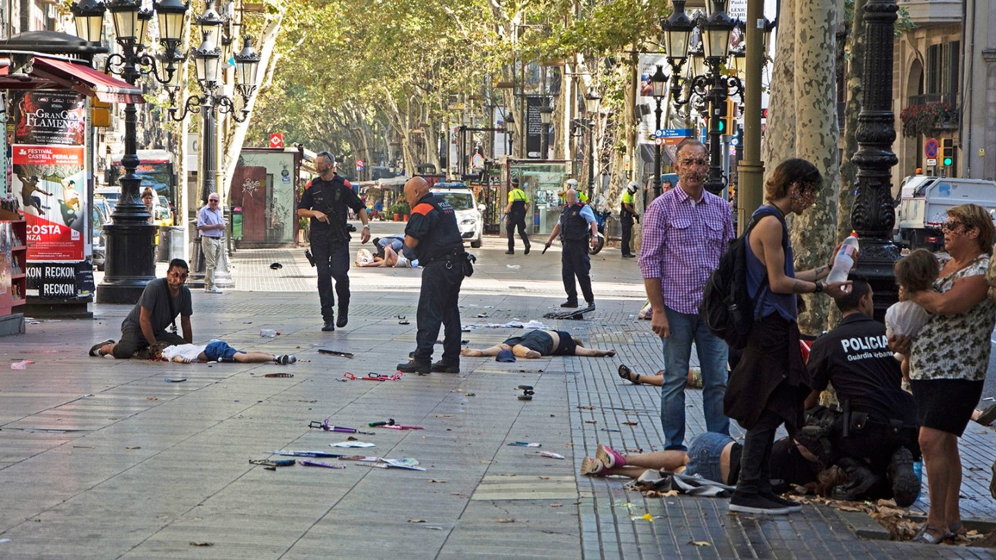 Heridos en La Rambla de Barcelona instantes después del atropello mortal.