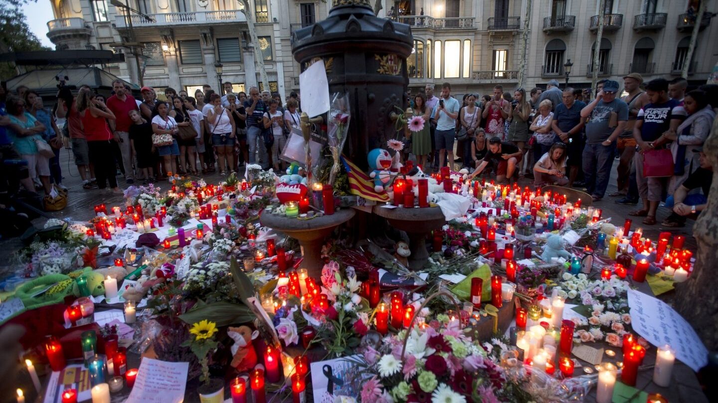 Decenas de personas han depositado flores y velas en la fuente de Canaletas.