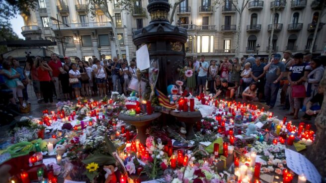 Decenas de personas han depositado flores y velas en la fuente de Canaletas.