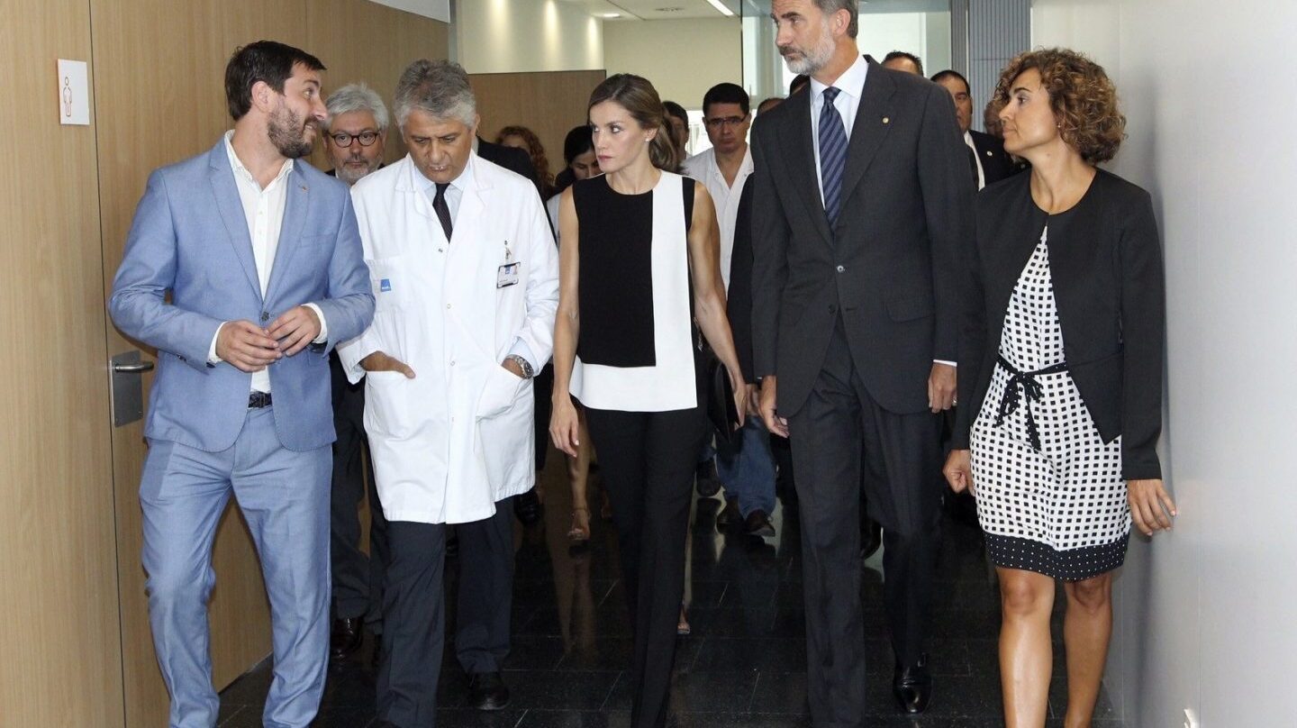 El rey Felipe VI y la princesa Letizia visitan a los heridos.