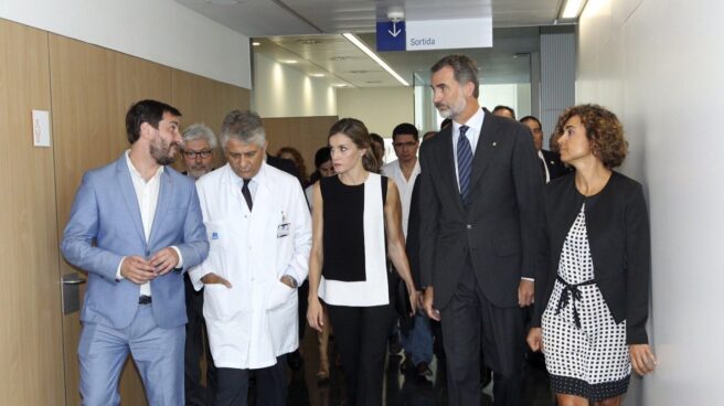 El rey Felipe VI y la princesa Letizia visitan a los heridos.