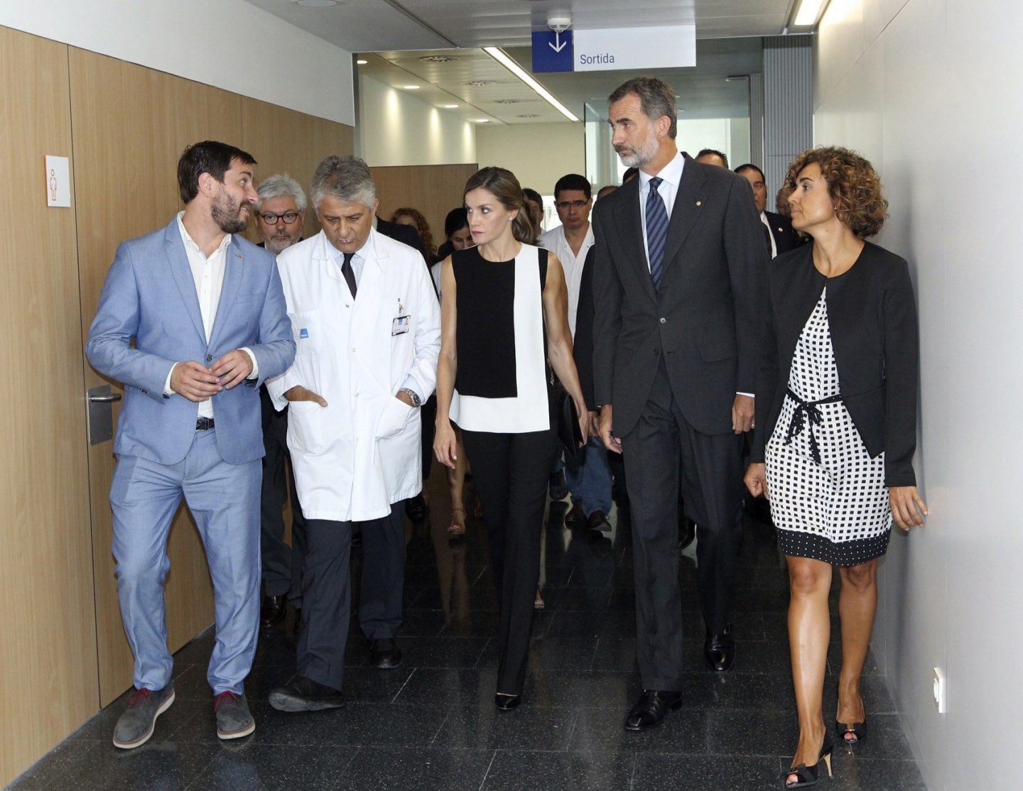 El rey Felipe VI y la princesa Letizia visitan a los heridos.