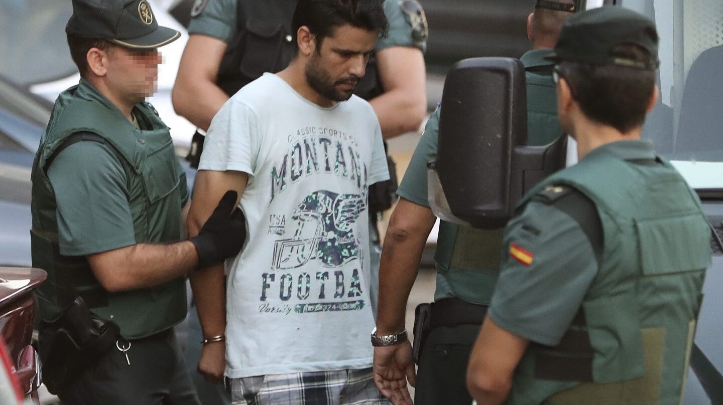Salah El Karib, uno de los cuatro detenidos en relación con el doble atentado yihadista de Cataluña, en su traslado hacia la Audiencia Nacional.