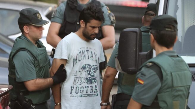 Salah El Karib, uno de los cuatro detenidos en relación con el doble atentado yihadista de Cataluña, en su traslado hacia la Audiencia Nacional.