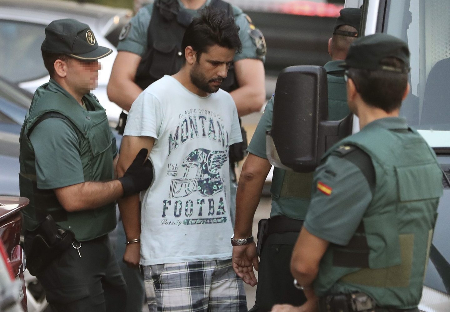 Salah El Karib, uno de los cuatro detenidos en relación con el doble atentado yihadista de Cataluña, en su traslado hacia la Audiencia Nacional.