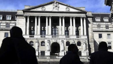 El Banco de Inglaterra sube tipos un cuarto de punto, hasta el 1%, y anticipa más subidas
