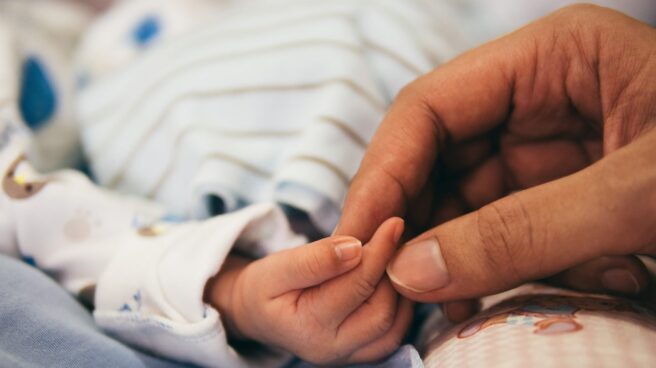 Detenida una mujer en Málaga por intentar arrojar a su hijo de 15 días a una acequia