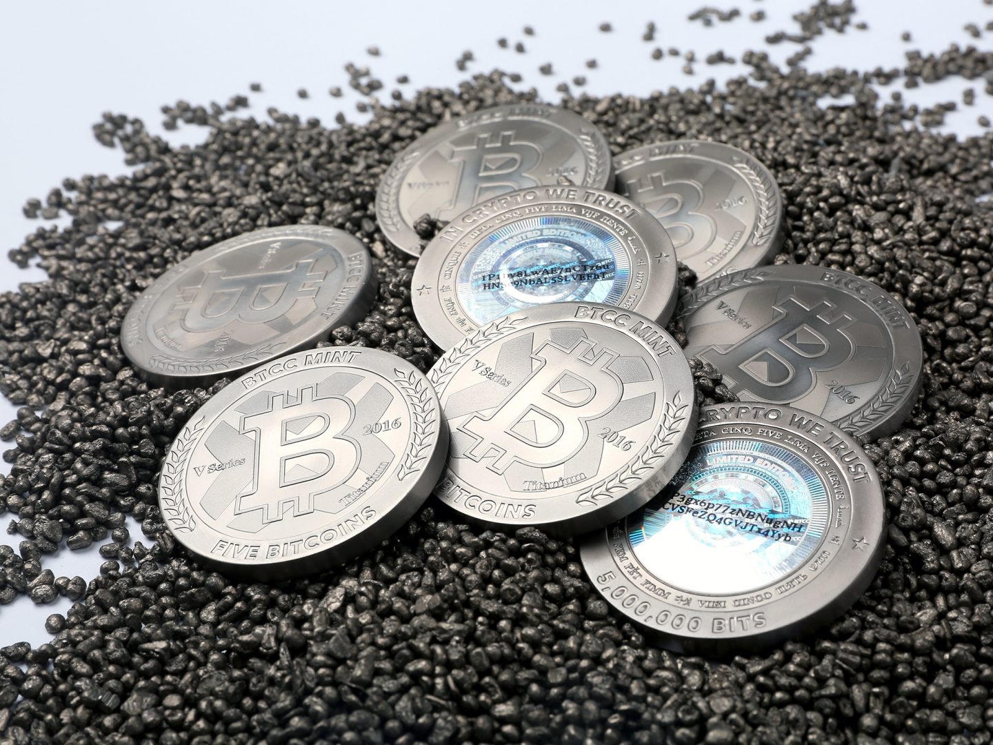 Los inversores empiezan a ver en el bitcoin un mejor refugio que el oro.