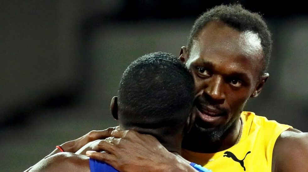 Usain Bolt abraza a Justin Gatlin, campeón mundial tras la final de los 100 metros lisos.