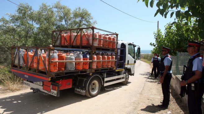 Un camión retira parte de las más de 100 bombonas halladas en Ripoll.