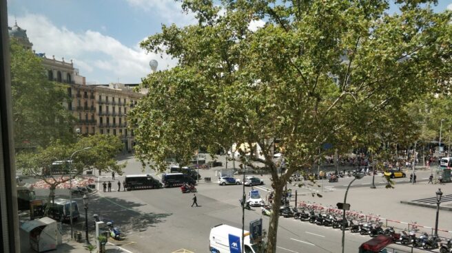 Zona acordonada por los Mossos, entre la calle Pelayo y Plaza Cataluña.