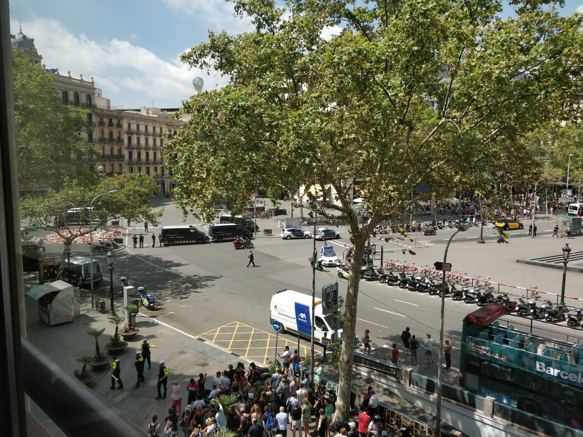 Zona acordonada por los Mossos, entre la calle Pelayo y Plaza Cataluña.