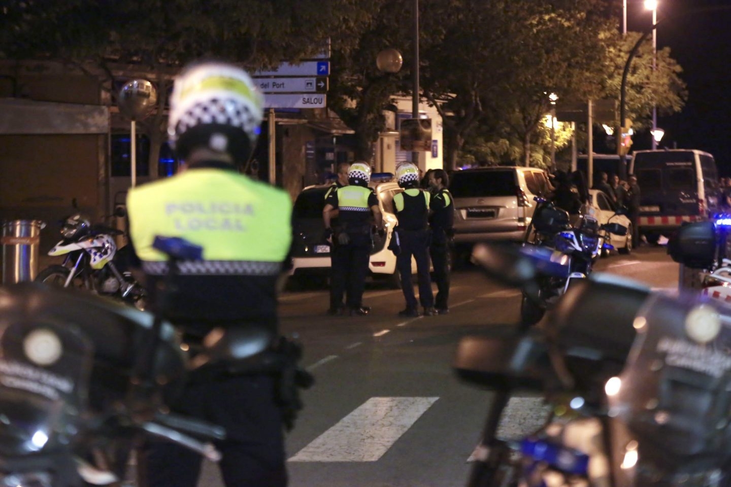 Policías montan guardia en Cambrils.