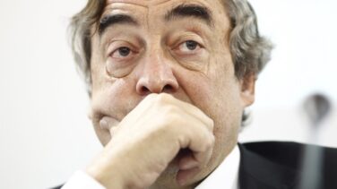 Los empresarios, tras la pancarta contra el terrorismo más de una década después