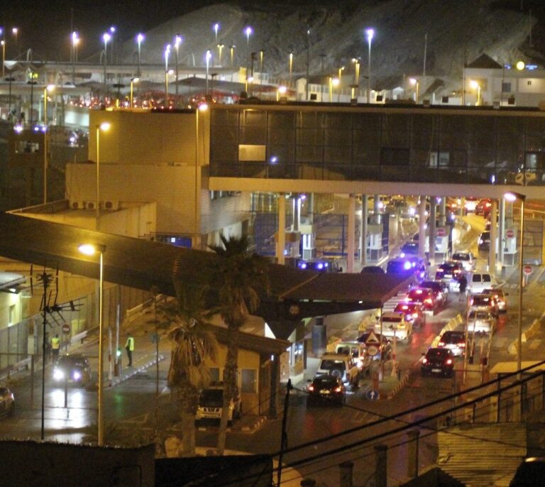 El tráfico de mercancías en la frontera de Ceuta abre sólo para hombres