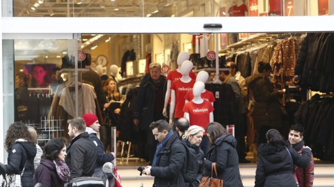 clase-media-recuperacion Entrada de un centro comercial en época de rebajas.