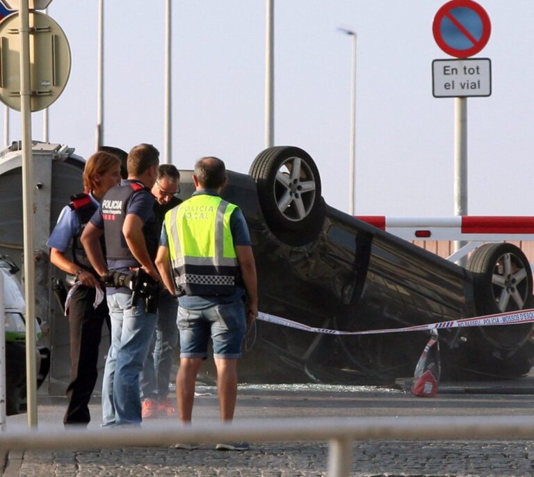 Una agente de los Mossos abatió a cuatro de los terroristas en Cambrils