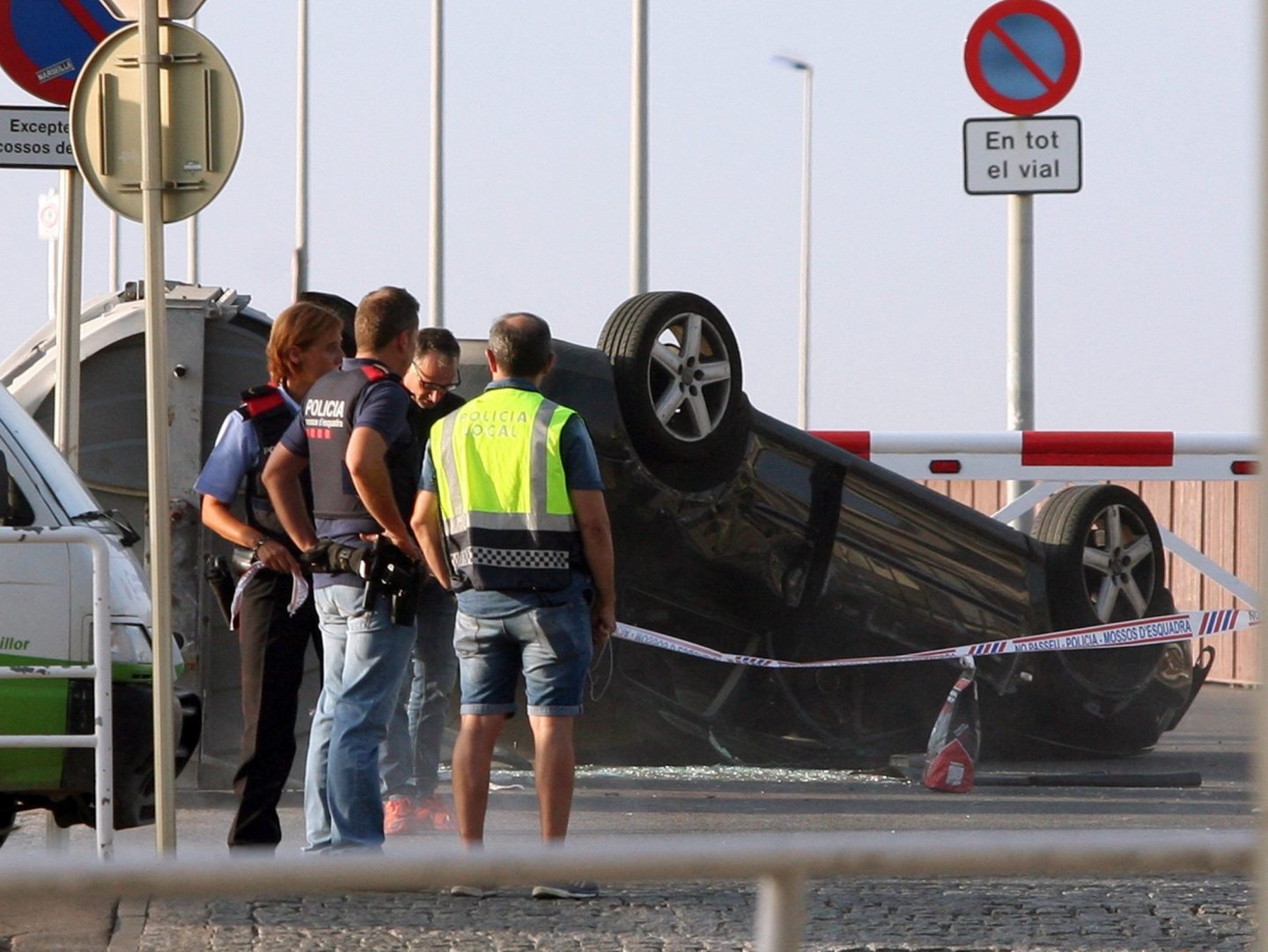 El coche en el que iban los cinco terroristas abatidos en Cambrils.