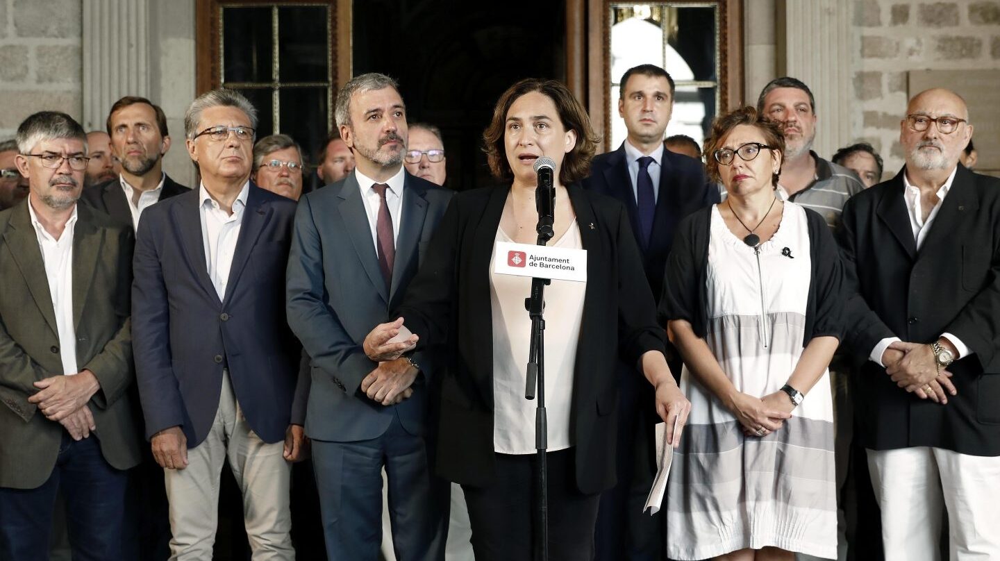 La alcaldesa de Barcelona, Ada Colau, con representantes del sector turístico.
