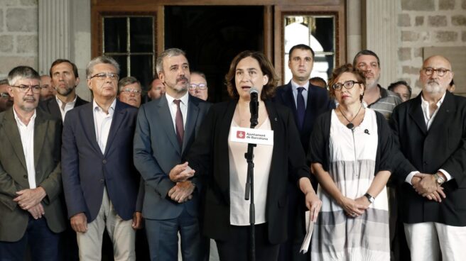 La alcaldesa de Barcelona, Ada Colau, con representantes del sector turístico.