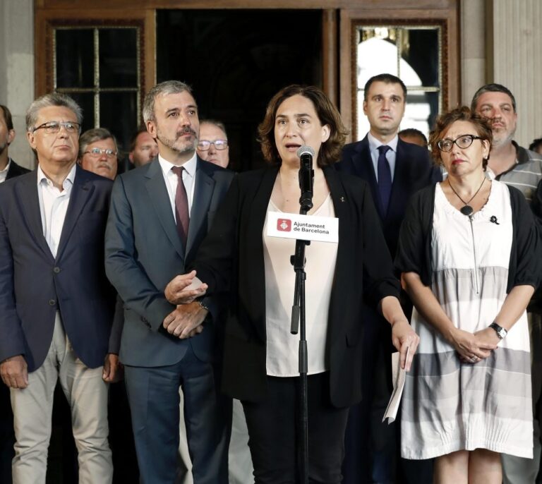 Colau cede e instalará bolardos en Barcelona mientras los 'comunes' atacan con el 11-M