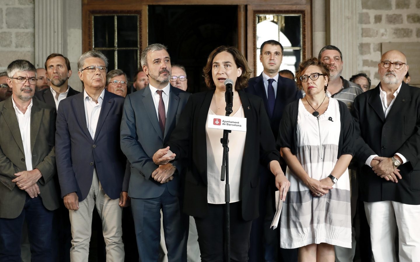 La alcaldesa de Barcelona, Ada Colau, con representantes del sector turístico.