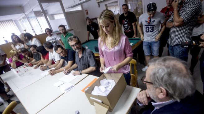 Los miembros del comité de huelga de Eulen realizan el recuento de votos tras la asamblea de este domingo.