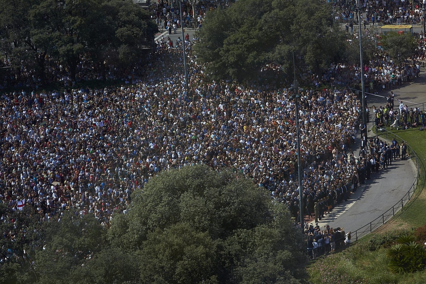 La concentración en la Plaza de Catalunya tras el atentado en Barcelona.